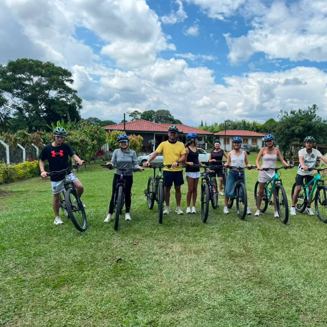 Amigos disfrutando un recorrido en bicicleta juntos