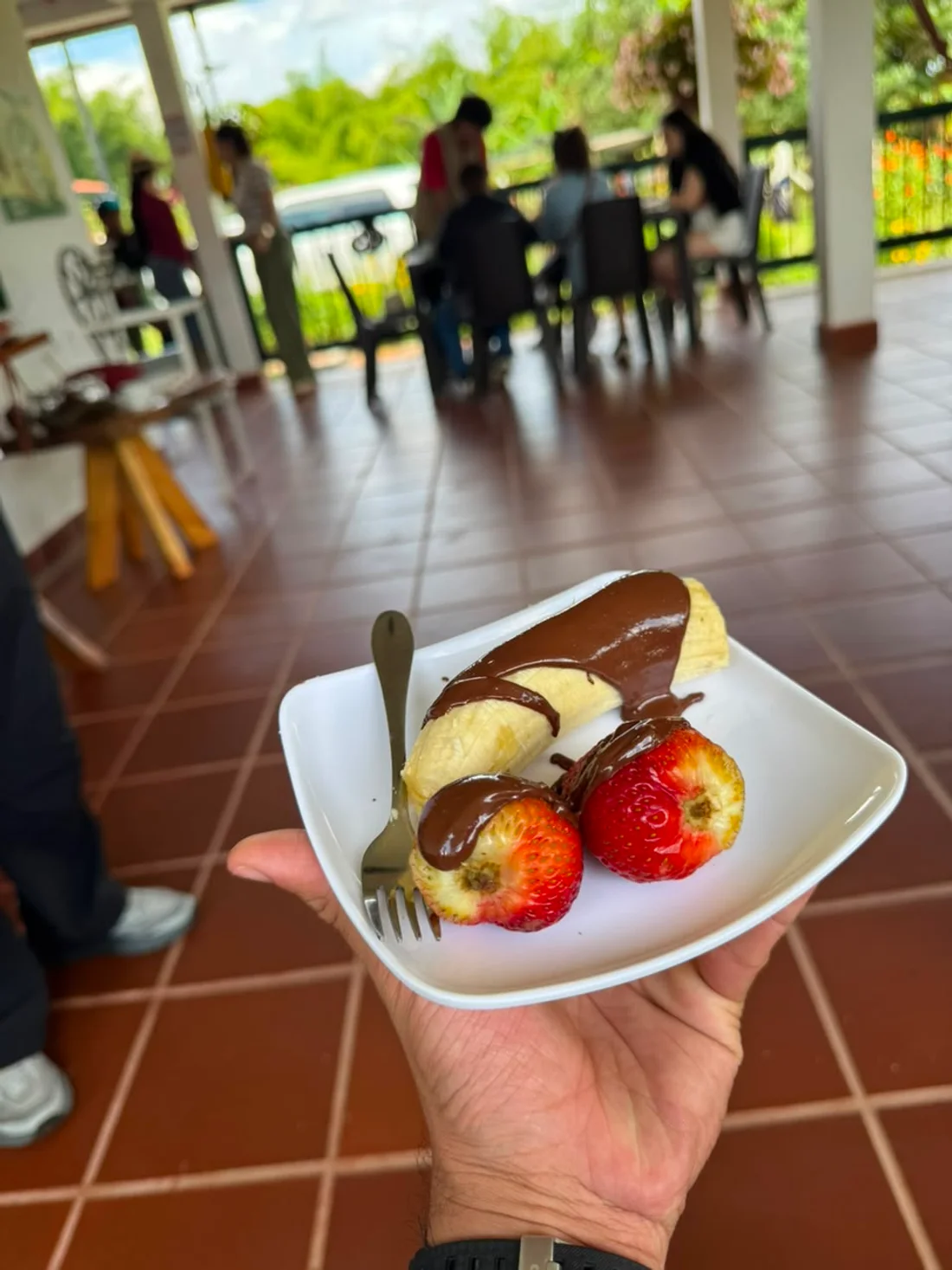 Pausa para disfrutar una merienda dulce durante el recorrido