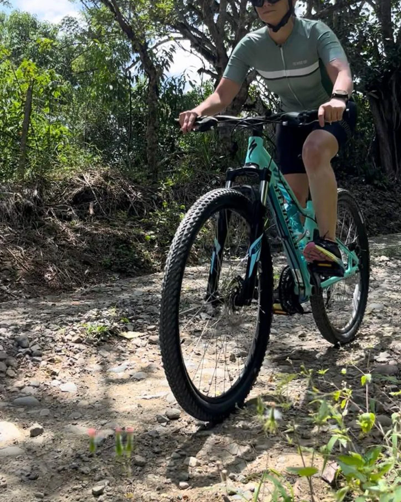 Ciclista recorriendo un sendero con libertad, ambiente del Tour Libre